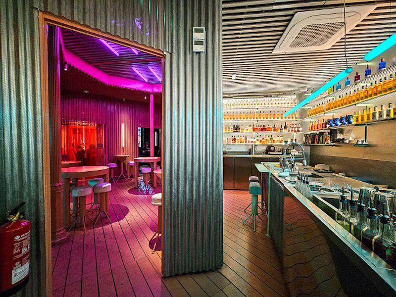 Naked and Famous Cocktail Bar. Detapasconchencho