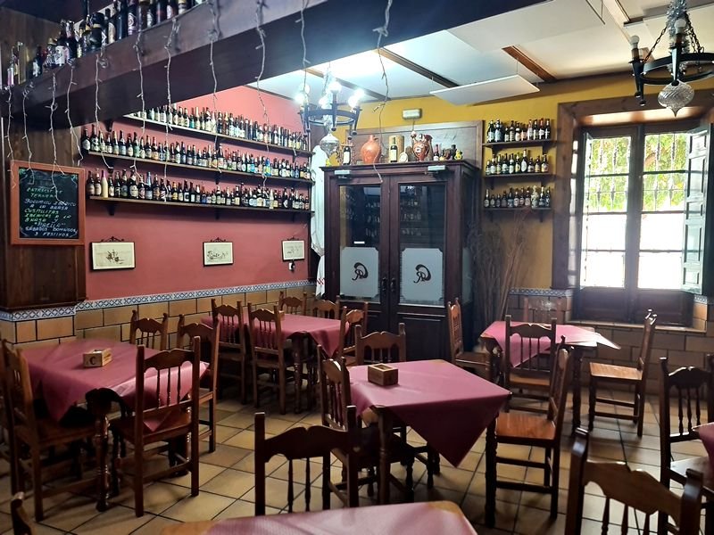 Bar La una y media Casa Rufino. Detapasconchencho
